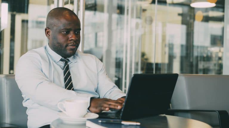 Reconversion vers l'informatique : les parcours qui fonctionnent vraiment